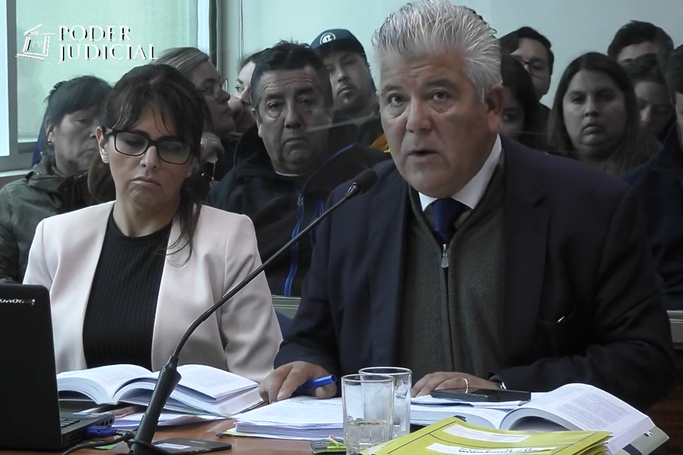 Formalización de John Cobin parte N°2 con fiscalía relacionada con juez Pinto con mucha prensa y gente golpeando el vidrio llamando a John Cobin asesino Nov 11 2019 thumbnail